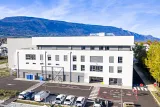 Vue a&eacute;rienne du centre de tri de Savoie d&eacute;chets en dr&ocirc;ne  : vue panoramique sur les bureaux, le parking