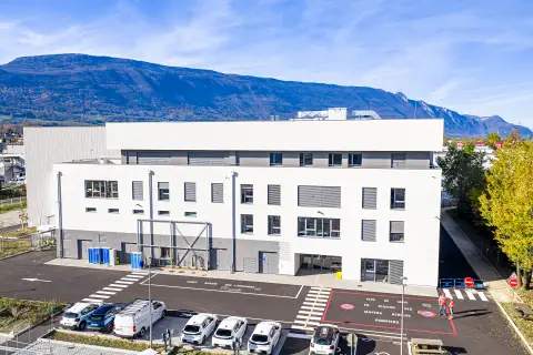 Vue a&eacute;rienne du centre de tri de Savoie d&eacute;chets en dr&ocirc;ne  : vue panoramique sur les bureaux, le parking