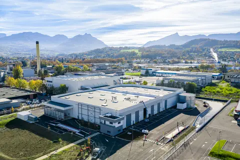 Vue a&eacute;rienne du centre de tri de Savoie d&eacute;chets en dr&ocirc;ne  : vue panoramique sur les bureaux, le process, le hall aval et hall amont