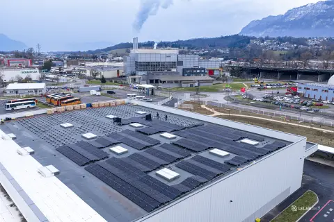 Vue de dr&ocirc;ne installations des panneaux photovolta&iuml;ques sur le toit
