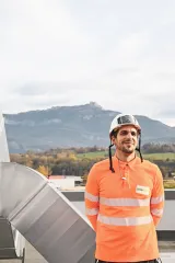 technicien suveillant la pose des panneaux photovolta&iuml;ques sur le toit du centre de tri