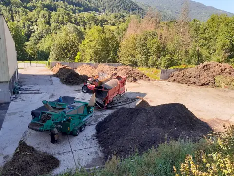 Criblage sur la plateforme de compostage de Valezan : Le compost mature est "tamis&eacute;" pour enlever les r&eacute;sidus non compostables et trier par &eacute;paisseur le produit obtenu.