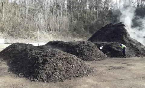 3 tas de compost compost allign&eacute;s : Les d&eacute;chets organiques apport&eacute;s sur la plateforme de Champlat viennent de la collecte issue des composteurs collectifs install&eacute;s sur la zone de l'agglom&eacute;ration de Grand Chamb&eacute;ry
