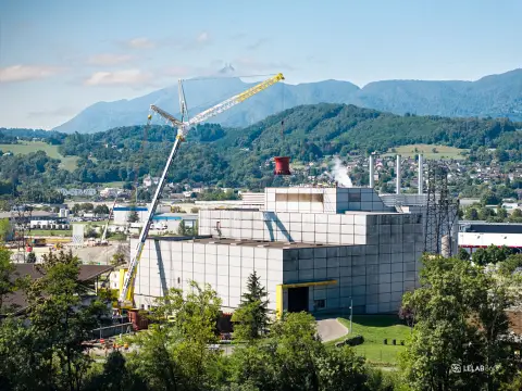 Changement d'une pi&egrave;ce maitresse appel&eacute;e tour Ibisoc sur l'incin&eacute;rateur de Savoie D&eacute;chets gr&acirc;ce &agrave; une grue. Cette pi&egrave;ce permet d'incin&eacute;rer les boues de stations d'&eacute;puration