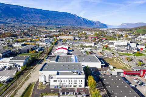 Vue a&eacute;rienne du centre de tri de Savoie d&eacute;chets en drone  : vue panoramique sur les bureaux, le process, le hall aval et hall amont